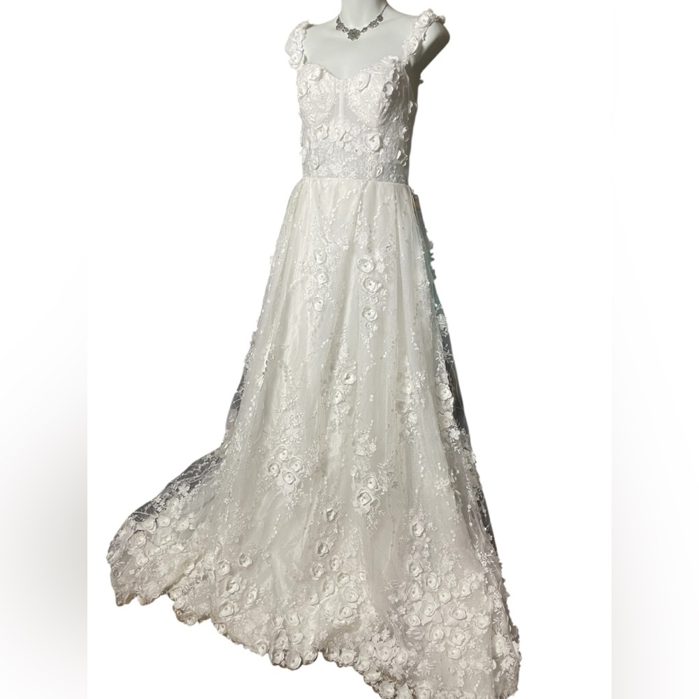 Elegant White Floral Lace Wedding Dress